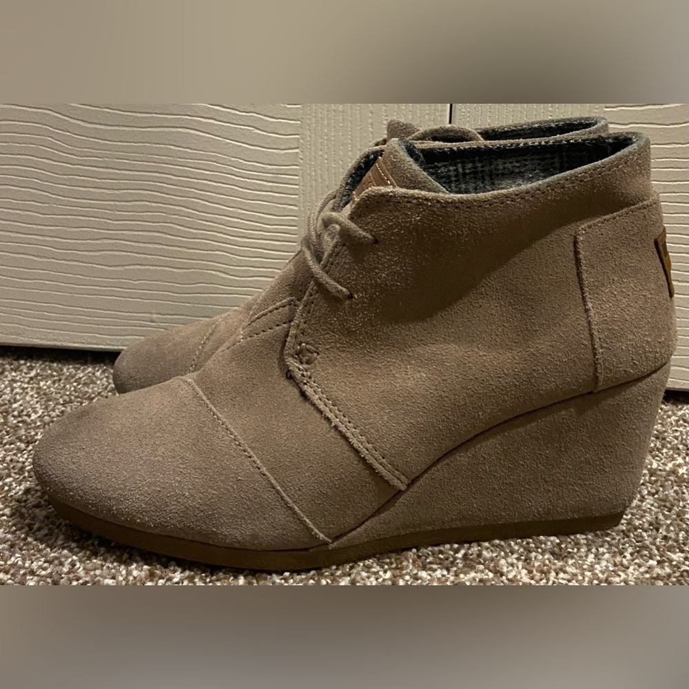 Women’s Toms Desert Beige Wedge Lace Up Booties Size 7
